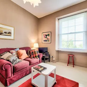 https://charming-flat-by-royal-mile-with-garden-and-view.edinburghhotelsuk.org